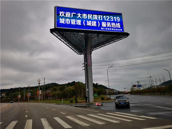 成都广告公司:三面翻广告牌如何清洗和维护